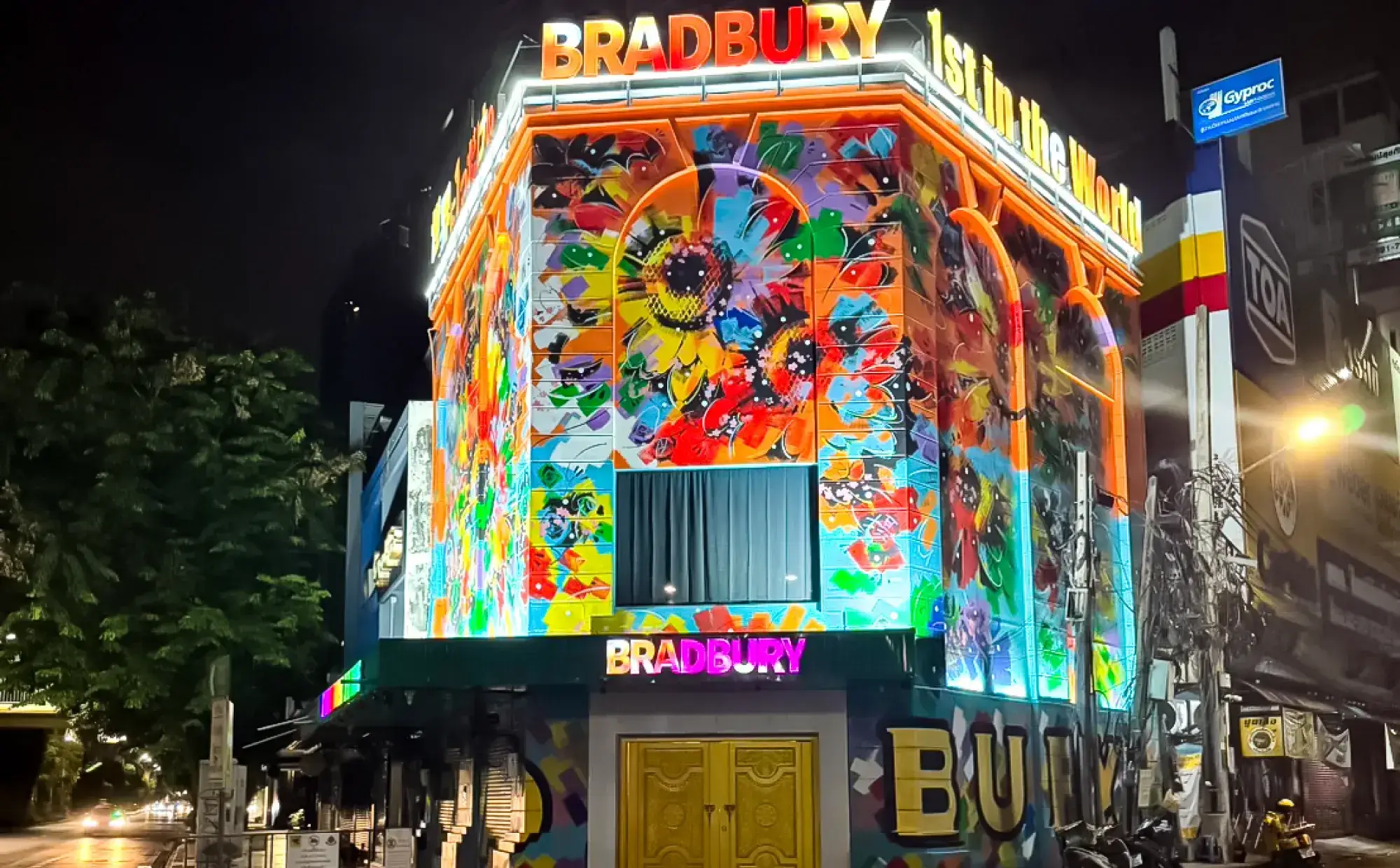 1. 看板・デジタルサイネージの設計施工 「視線を惹きつけ、情報を価値に変える。空間に最適な演出を。」