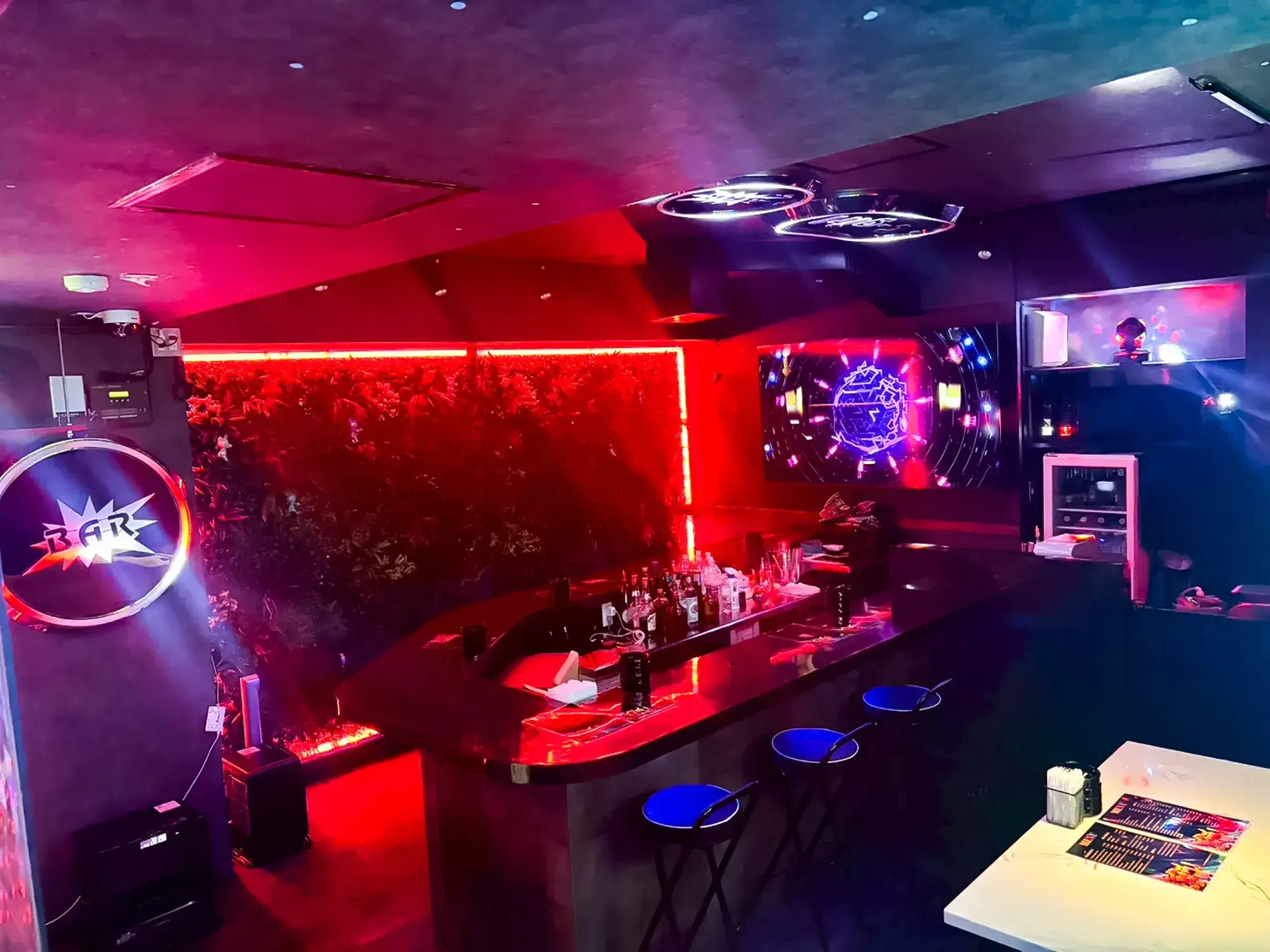 2. 店舗内装・演出LEDの実装 「空間を彩り、価値を照らす。光のテクノロジーで理想の演出を。」